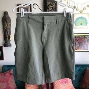 32 Degrees size 4 Women Athletic Shorts Sage Green Cool Performance Stretch